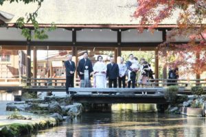 紅葉の京都上賀茂神社で結婚式